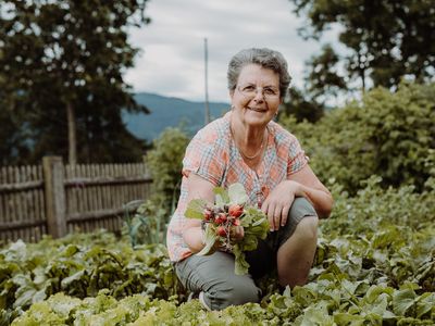 Oma Maria im Garten, © Kamsker, Foto: nixxipixx