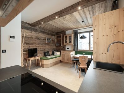 Esszimmer-Wohnzimmer-Chalet-Holzi-Appartement-Alpi