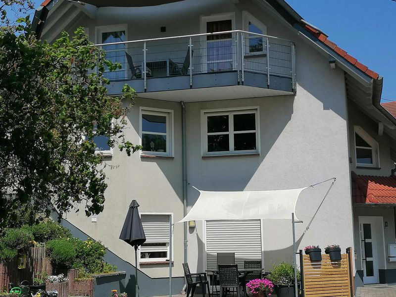 Hausansicht / Balkon / Terrasse / Parkplatz