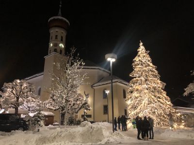 Kirchplatz mit Weihnachtsbaum