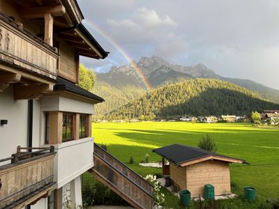 Blick auf die Loferer Steinberge mit Regenbogen