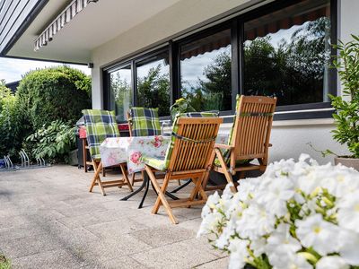 Die Sitzgruppe auf der überdachten Terrasse