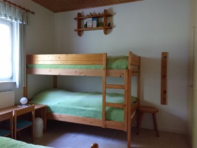 Schlafzimmer mit 3 Betten.