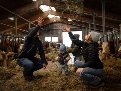 Familie Danzl im Stall vom Jagglinghof