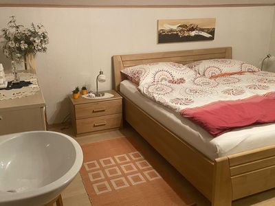 Schlafzimmer mit Waschbecken