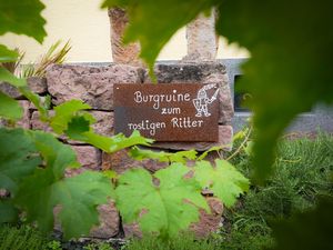 Die Burgruine "Rostiger Ritter" im Vorgarten