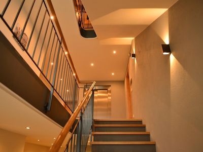 Treppenhaus und Fahrstuhl