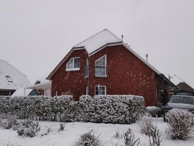 Blick aufs Haus im Januar 2024 bei Schneefall