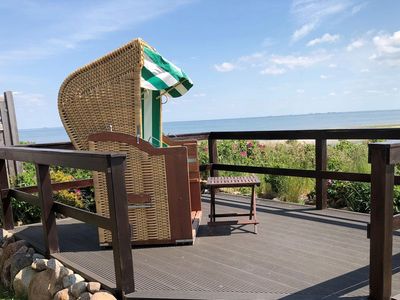 Terrasse mit gemütlichem Strandkorb