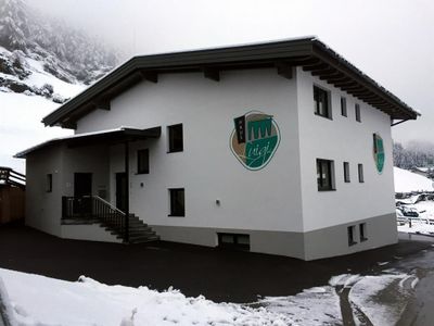 Ansicht Haus Luigi mit Haupteingang und Parkplatz