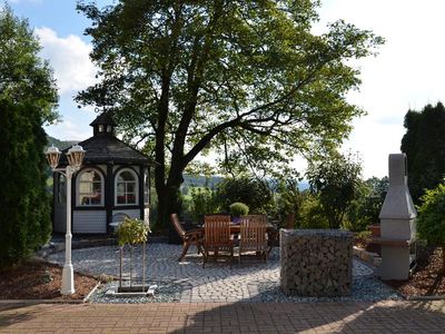 Großer gemütlicher Grillplatz