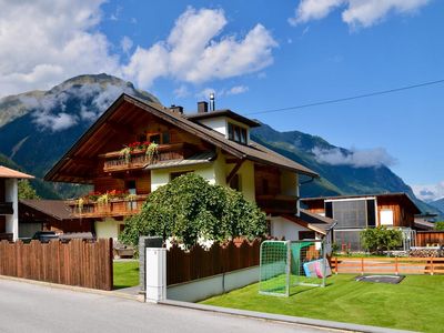 Ferienhaus Tirol im Ötztal - privater Fußballplatz