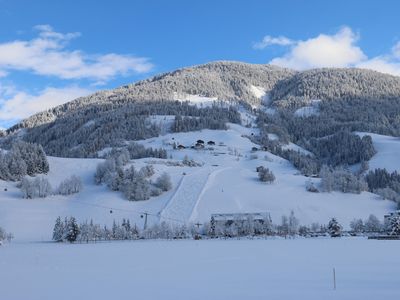 Verschneiter Blick auf die Bergbahn