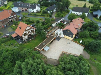 Luftbild Lindenhof mit Offenstall und Paddock