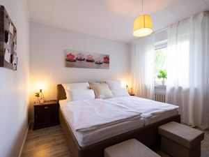 Schlafzimmer mit großem Doppelbett