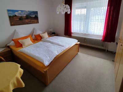 Schlafzimmer mit Doppelbett