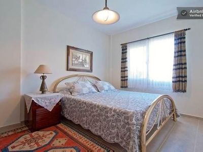 Doppelzimmer mit Queen Size Bett, Komfortmatratze und große Gardrobe für längere Aufenthalte.
