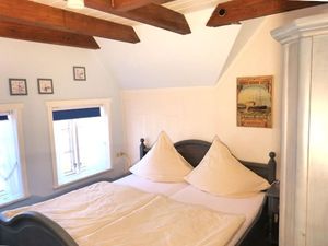 Schlafzimmer mit Doppelbett in der Ferienwohnung Diiwholt in Süddorf auf Amrum
