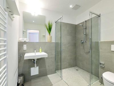 Badezimmer mit Dusche, WC und Waschtisch
