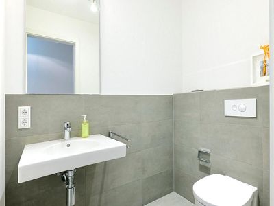 Badezimmer mit WC und Waschtisch