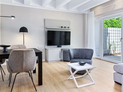 Wohn-Essbereich mit Esstisch, Sitzgelegenheit und Flatscreen TV