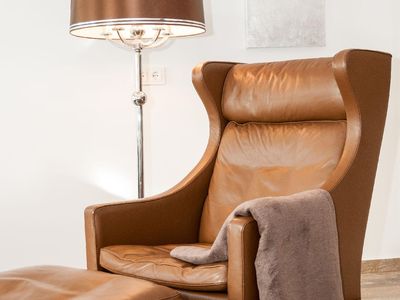 Wohnbereich. Superbequemer Borge Morgensen Design Sessel mit Seeblick