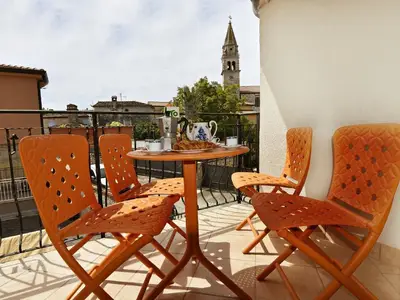 Die Terrasse mit Gartentisch und Stühlen mit Blick auf das Grundstück.
