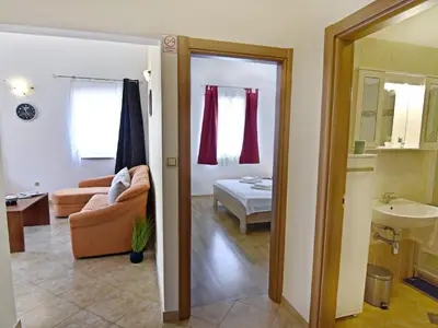 Zugang zum Wohnbereich, Schlafzimmer und Badezimmer.