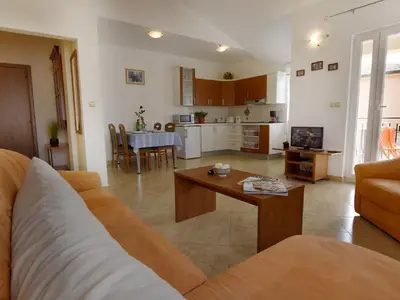 Der Wohnbereich mit Schlafsofa, Sessel, Couchtisch, Sat-TV, Essecke
