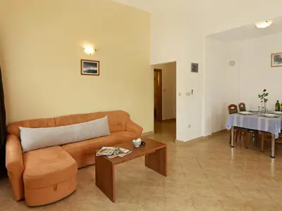 Das Schlafsofa und der Couchtisch im Wohnbereich, Esstisch und Stühle