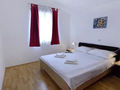 Das Schlafzimmer mit Doppelbett 160x200, zwei Nachttischen und Nachtlampen.