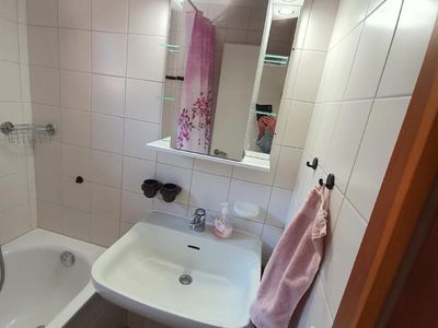 Badezimmer mit Badewanne, getrennt vom WC