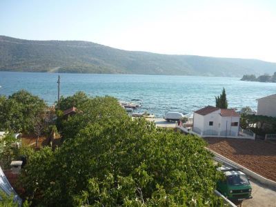 Blick vom Balkon in den Garten und die Marina-Bucht