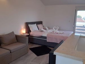 23783252-Ferienwohnung-5--300x225-4