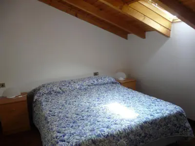 Schlafzimmer mit Doppelbett