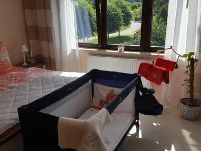 Schlafbereich. Babybett