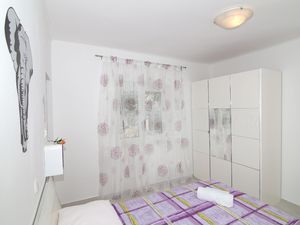 23482209-Ferienwohnung-4--300x225-5