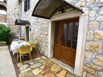 Die Terrasse und der Eingang zur Wohnung.
