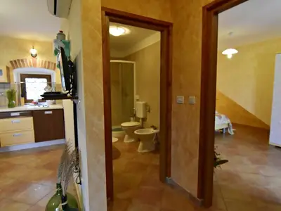 Zugang zum Bad und Schlafzimmer vom Wohnbereich aus.