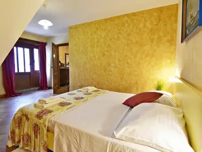 Das Schlafzimmer mit Doppelbett.