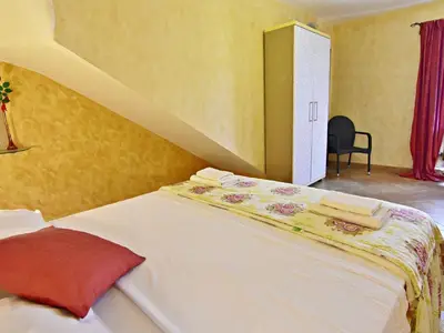 Das Schlafzimmer mit Kleiderschrank.