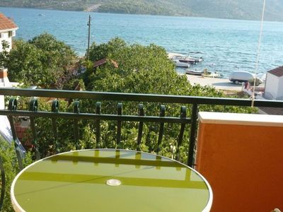 Balkon mit Tisch und Stühlen