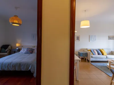 Schlafzimmer und Wohnzimmer (Apt. B) - Casa dos Jacintos