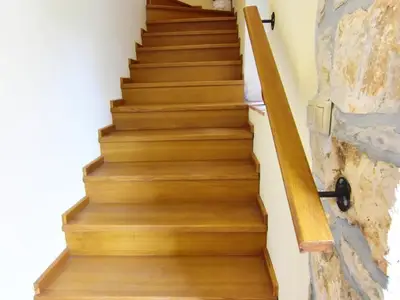 Der Eingang zum Haus und die Treppe, die zur Wohnung führt.