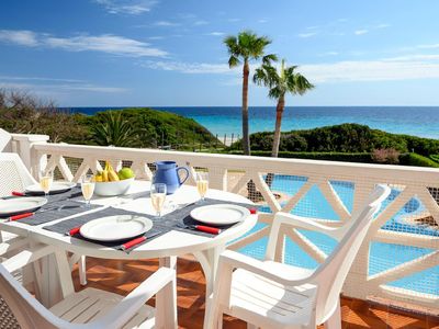 Balkon. Balkon mit Blick auf Meer und Poolterrasse