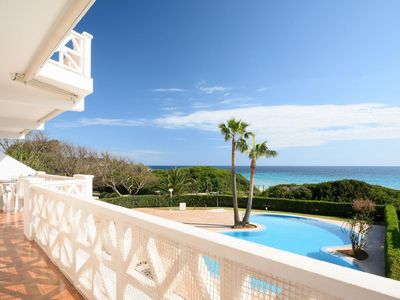 Balkon. Balkon mit herrlicher Aussicht auf Meer und Poolanlage