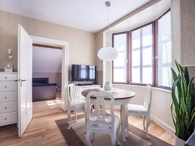 Essbereich. Essgelegenheit mit Blick ins Schlafzimmer