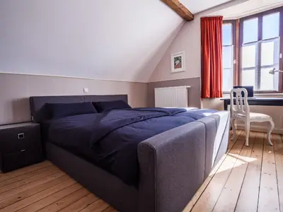 Schlafbereich. Schlafzimmer mit Boxspringbett