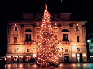 Tannenbaum vor dem Rathaus Lugano