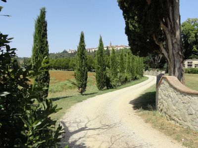 Strasse fuer Fattoria Isola mit Laterina